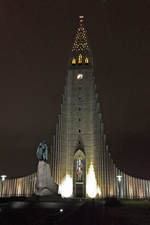 Hallgrimskirkja at night