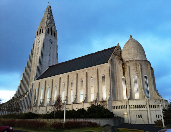 Hallgrimskirkja from side
