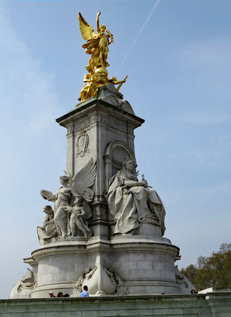 Statue in front of Buckingham Palace